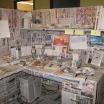Рабочее место в офисе завёрнуто в газеты