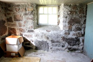 Неровные стены в кладовой с бетонным полом