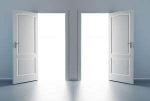 две белые двери открытые в разные стороны