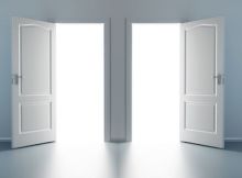 Две белые двери распахнуты в разные стороны