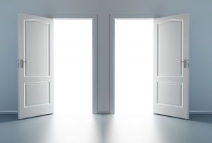 Две белые двери распахнуты в разные стороны