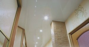 Вид натяжного белого потолка со светильниками