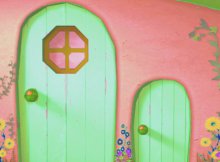 Зелёные двери в игрушечный домик